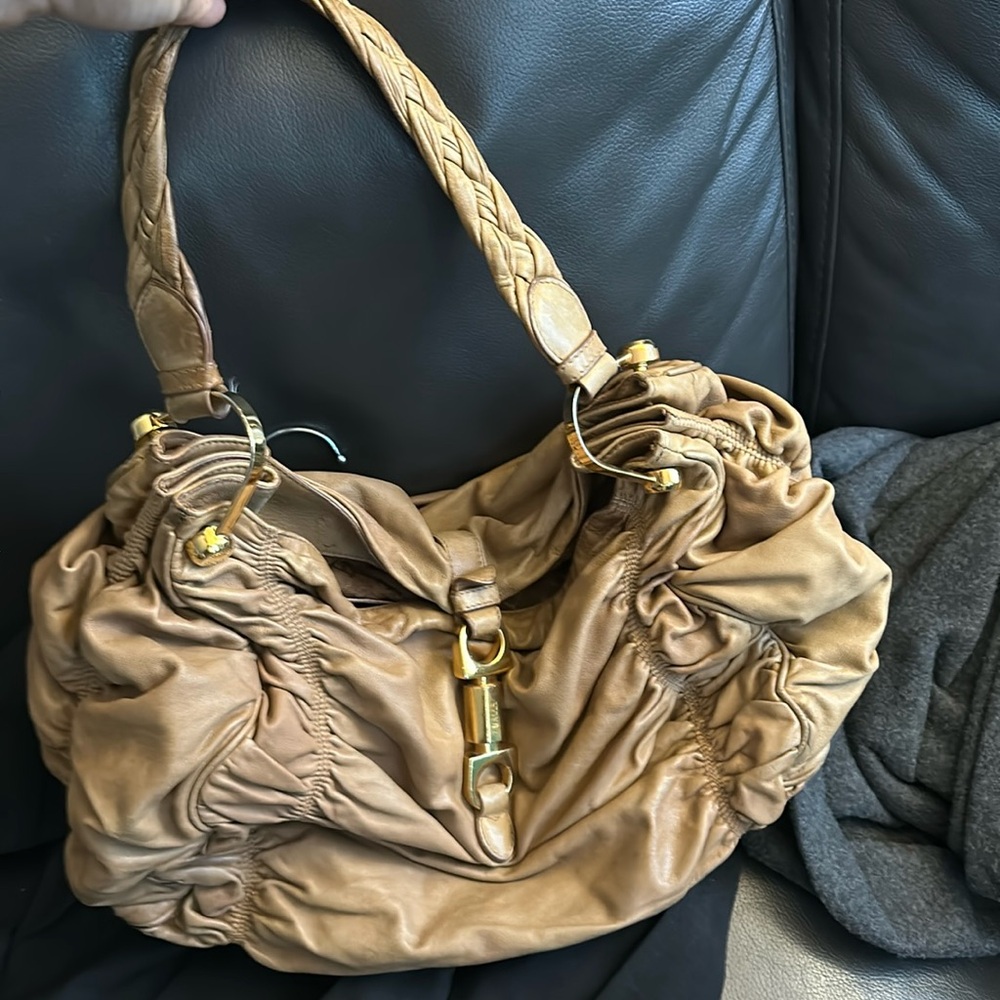 Bally brand used shoulder bag in very good condition. Leather